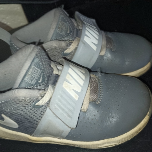 NIKE Team Hustle D8 sneakers, gray, size US 10C, 8.5 UK - Picture 2 of 4